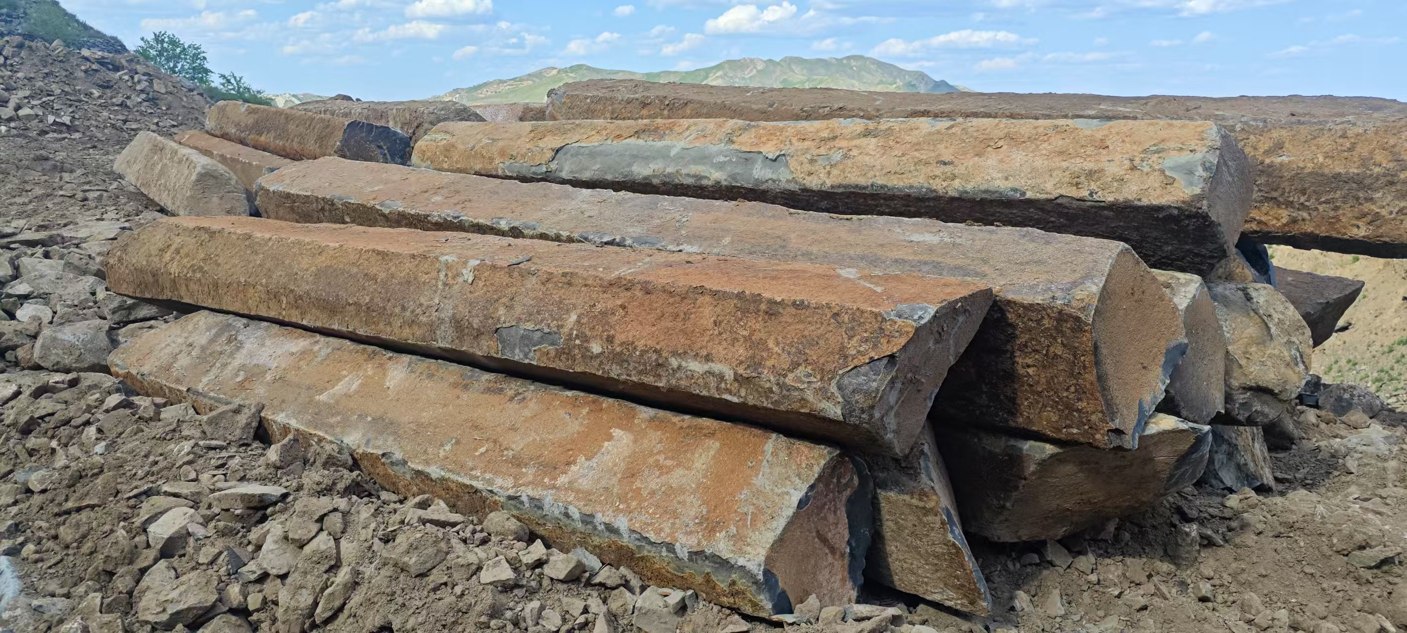 Dia25cm Basalt Columns in Rustic Gold Brown Color